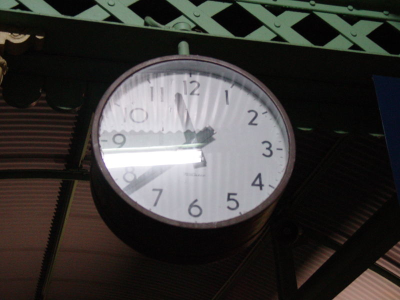 File:Clock, Albury train station, New South Wales.jpg