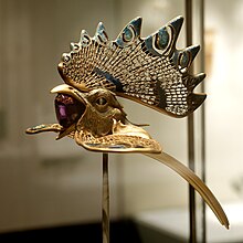 Cockerel diadem René Lalique in Calouste Gulbenkian Museum.jpg