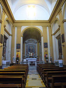 Interior e o altar-mor.