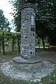 Die Säule, errichtet von der Compagnia di Sigerico[12] bei Soprarivo, Calendasco. Die gleiche Säule steht in der Ortschaft Corte Sant’Andrea, Lombardei.