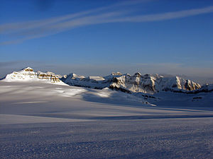 Vue depuis le champ de glace Columbia au sud, le mont Castleguard à gauche