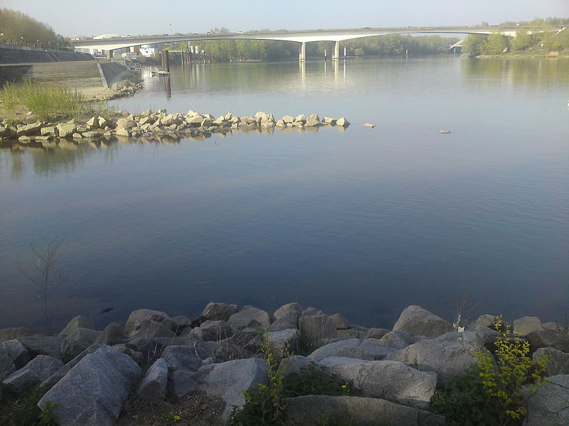 File:Confluence Gier-Rhône à Givors.JPG