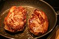 塩と胡椒のみを加えてフライパンでステーキを加熱調理している。