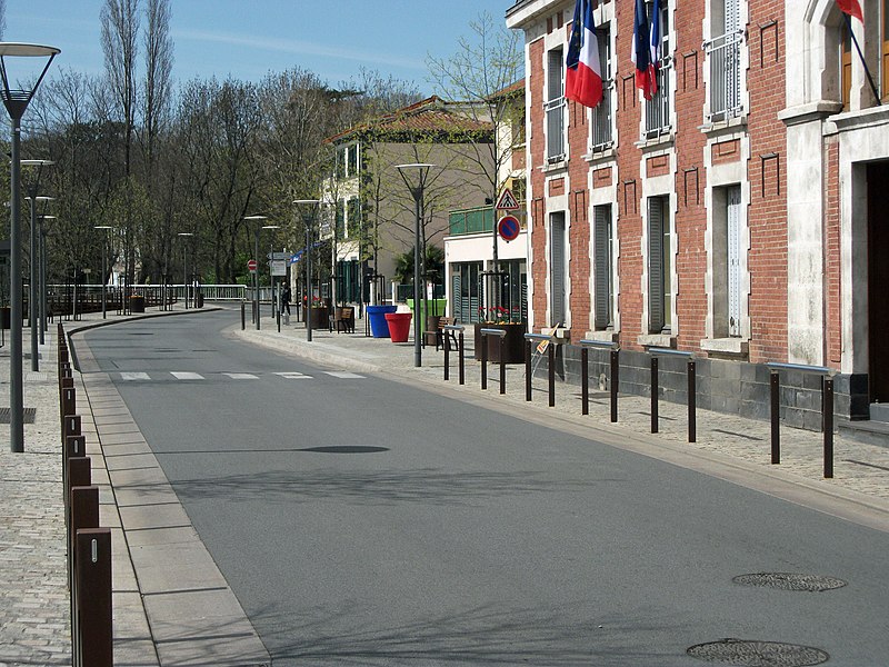 File:Cours des Perches vers Blanzat 2015-04-10.JPG