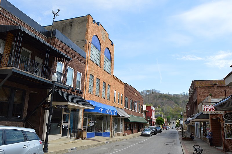 File:Court east of Front, Prestonsburg.jpg