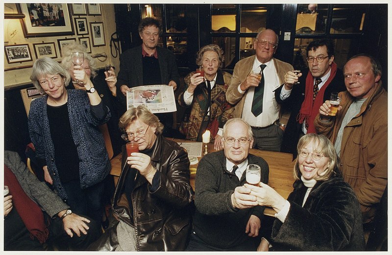 File:De bezwaarmakers tegen de Appelaarplannen vieren de schorsing van het bestemmingsplan in het Proeflokaal aan de Lange Veerstraat 17. Zittend Gerard Nol, Henk Vijn en Monique van Baaren en st, NL-HlmNHA 54036927.JPG