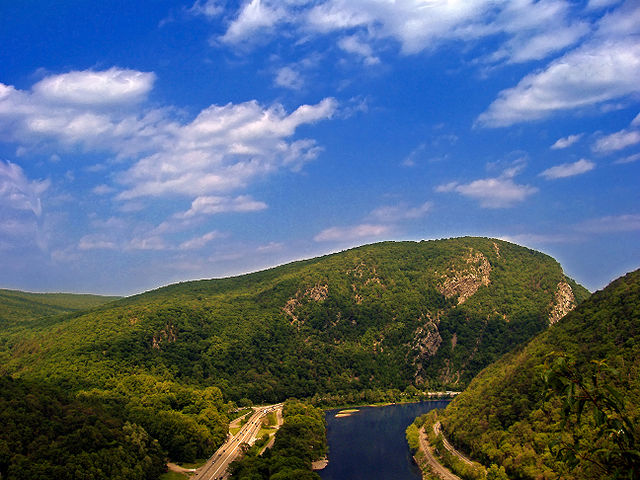 Delaware Water Gap (center) between Warren County (right) and neighboring Monroe County, Pennsylvania (left) in May 2008