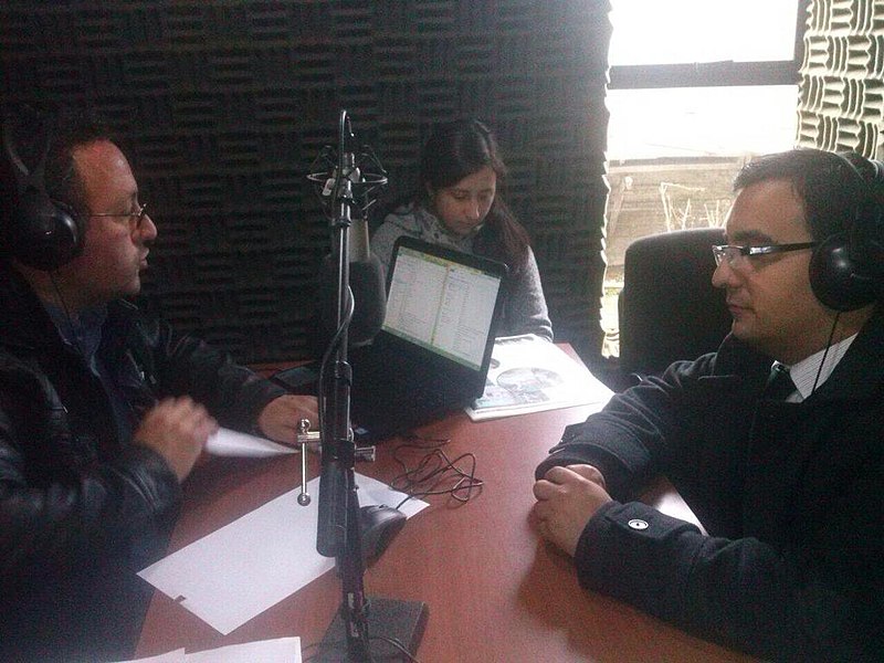 File:Director regional del Sename en Radio Isla de Pichilemu.jpg