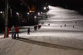 nočné lyžovanie na zjazdovke Hamrebacken