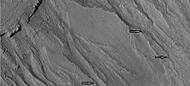 埃里达尼亚区陨坑内冲沟的特写，显示了较大河谷中的河道和河道中的河曲。这些特征表明它们是由水流形成的。注：这是前一幅HiWish计划下高分辨率成像科学设备所拍摄图像的放大版。