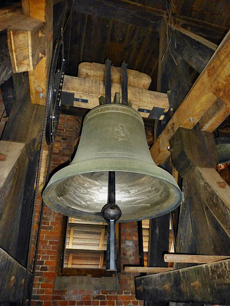 File:Eine Glocke der Nathanaelkirche.JPG