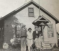 A Swedish family stands in front of their home in Minneapolis En svensk familjs forsta hem i Minneapolis i Amerika.jpg