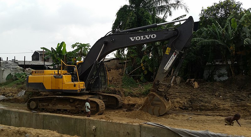 File:Engin de chantier à Douala.jpg