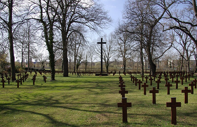 File:Erlangen Ehrenfriedhof 002.JPG