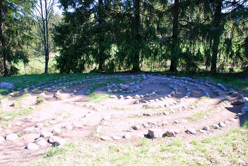 File:Espoo. Museo Suomen maaseudulla. Labyrintissa. Kuva Victor Belousovin. - panoramio.jpg