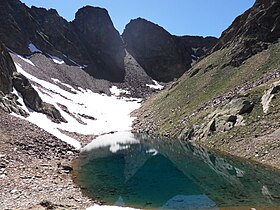 Vue de l'étang de Canalbonne (2 741 m) et des pics de Canalbonne en arrière-plan.