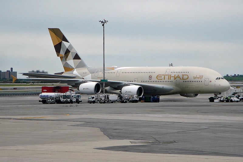 File:Etihad Airways Airbus A380-861 A6-APF (28926386161).jpg