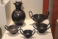 Etruscan bucchero. These kinds of cups would have been used by the Samnites Etruscan Bucchero Oinochoe & 4 Kantharoi (28733532095).jpg