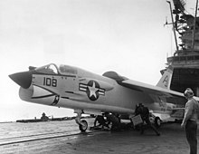 Un F-8D si prepara al lancio dalla USS Shangri-La nel 1968