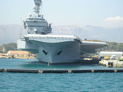 Le Charles de Gaulle à quai à Toulon.