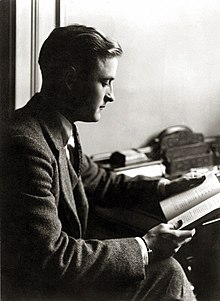 F. Scott Fitzgerald membaca sebuah buku, di sekitar tahun 1920