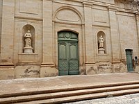 Entrée avec deux statues rénovées des apôtres Pierre et Paul dans des alcôves.