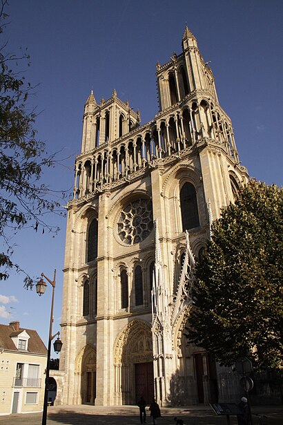 How to get to Collegial Notre-Dame de Mantes with public transit - About the place