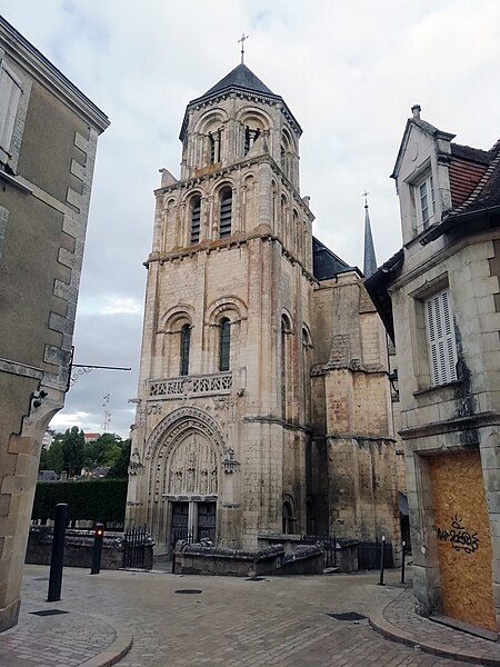 File:Fachada de la iglesia de santa Radegunda, Poitiers..jpg