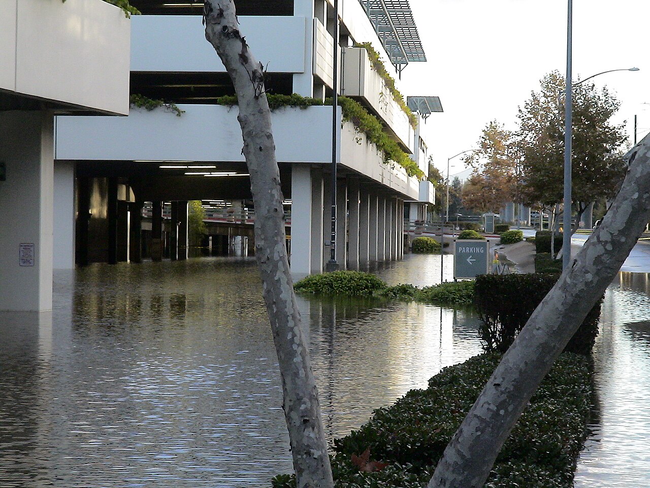 Fashion Valley Mall garage flooding (:06)