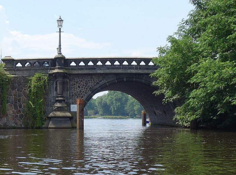 File:Feenteichbrücke vom Wasser aus.JPG