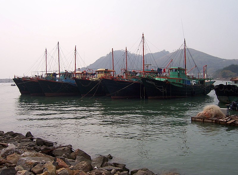 File:Fishing boats at Tai O 2.jpg