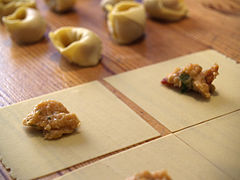 File:Flickr - cyclonebill - Tortellini med laks.jpg