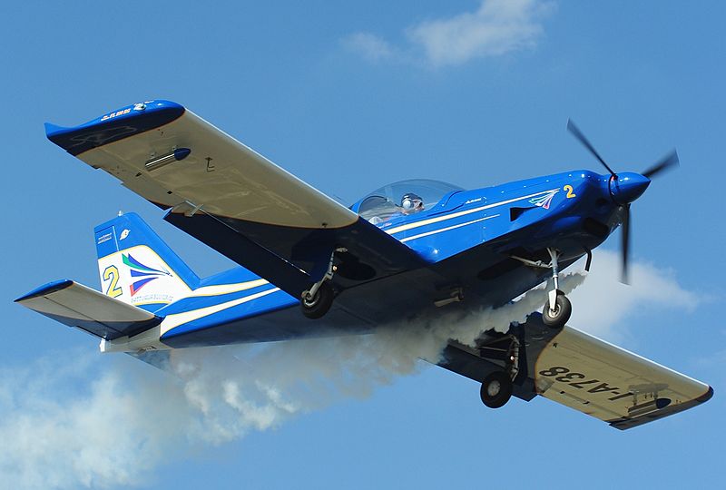File:FlyLatino FL-100RG, Pattuglia Acrobatica Blu Circe JP7161028.jpg