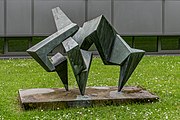 Die Skulptur "Formentfaltung" von Walter Schelenz steht in Freiburg in der Mozartstraße 58 vot dem Gebäude "Vermögen und Bau Baden-Württemberg, Amt Freiburg"