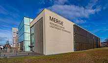 Rechteckiges Gebäude mit der Aufschrift MERGE Research Centre Lightweight Technologies.