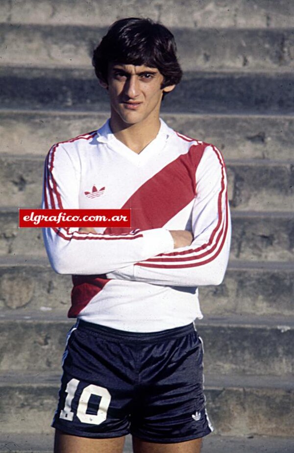 Francescoli during his first year in River Plate, 1983