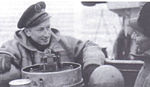 Joven militar con gorra azul marino.