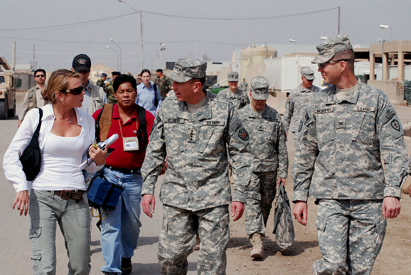 File:Gen. Petraeus visits 'Warriors' DVIDS81032.jpg