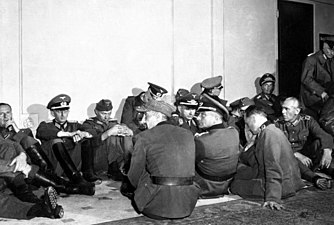 Officiers allemands capturés par des troupes françaises et logés à l'hôtel Majestic, le 26 août 1944.