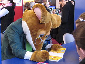 Le personnage de Geronimo Stilton signe des autographes au Salon du Livre de Paris, en 2010.