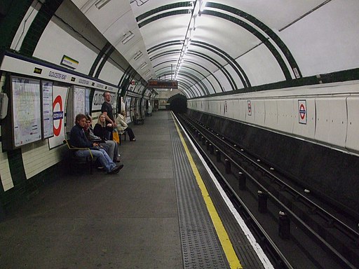 Gloucester Road stn Piccadilly eastbound look west