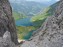 Blick vom Grat unterhalb der Lachenspitze über die Grüne Lache und den Traualpsee hinab zum Vilsalpsee