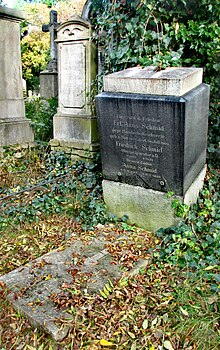 En kubisk gravstein med navnene Anna Schmid, Friedrich Schmid og Anna Schmid