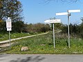 Groß-schwansee-gedenkstätte-cap-arcona-hinweis-fahrradweg.JPG