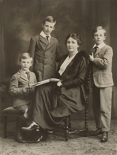 Left–right: Donald Maclean; Ian Lockarbie Maclean; Gwendolen Margaret Devitt, Andrew Ewen Maclean in 1920