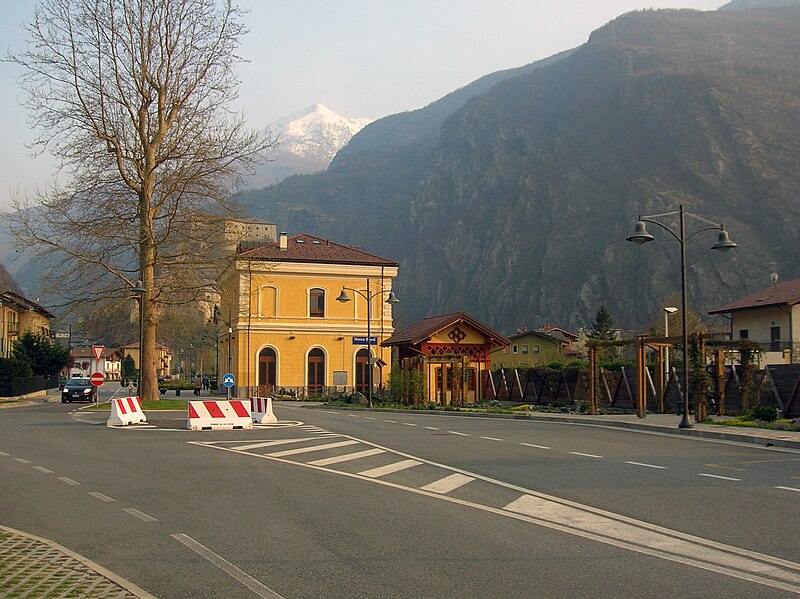 File:Hône-Bard train station abc1.JPG