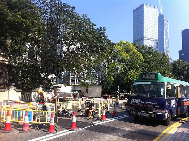 File:HK Mid-levels 上亞厘畢道 Upper Albert Road minibus view Cheung Kong Centre Dec-2011.jpg