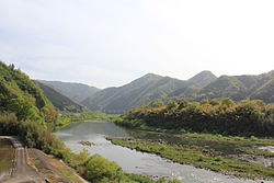 浜原ダムと丸屋城、青杉ヶ城、安右エ門城