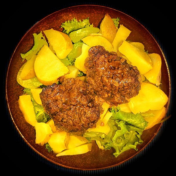 File:Hamburgers with Worcestershire sauce, on boiled yellow potatoes with salt, on lettuce with garlic olive oil - Massachusetts.jpg
