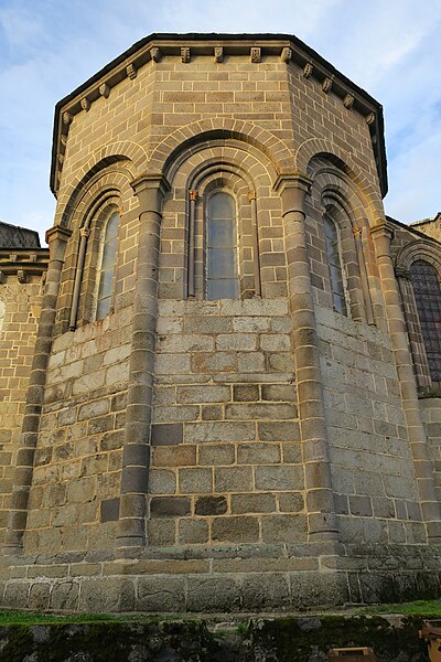 File:Herment63 CollégialeNotreDame EastSide MainApse 06.jpg